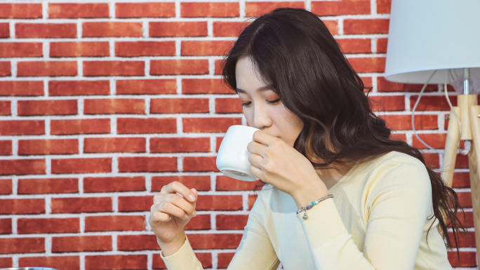 气质美女喝奶茶看书