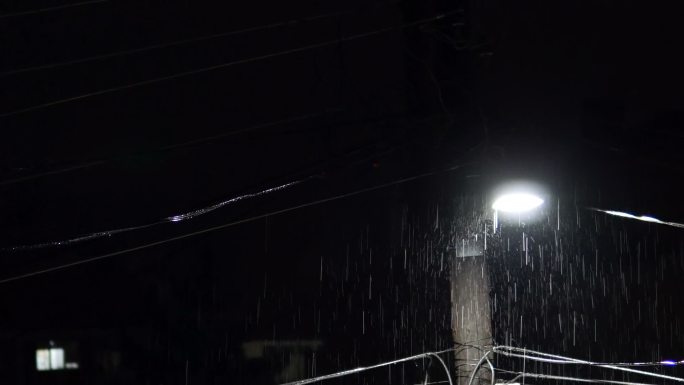 夜间暴雨中打雷闪电