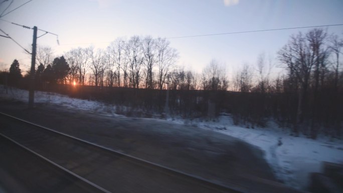 从行驶中的火车的车窗上看风景。