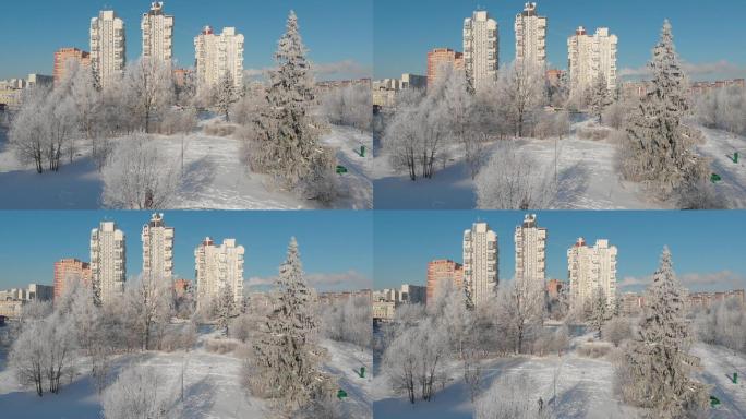 俄罗斯莫斯科白雪覆盖的城市公园景观