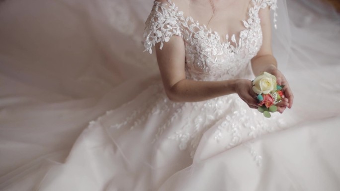 新娘手里拿着结婚花束