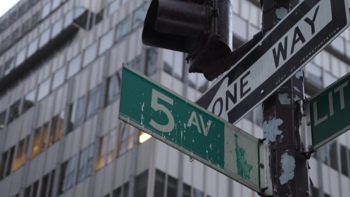 曼哈顿世界著名的第五大道路标照片.