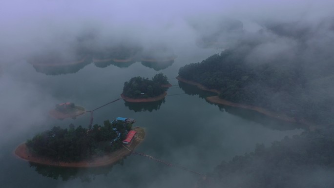 云雾缭绕湖泊