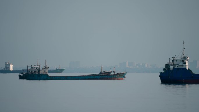 琼州海峡货轮航行