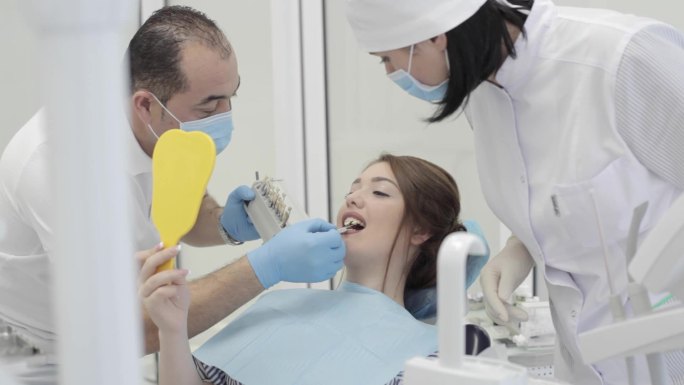 女人访问牙科诊所
