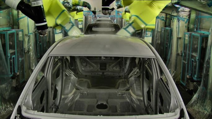 延时拍摄的汽车制造厂的机器人正在工作