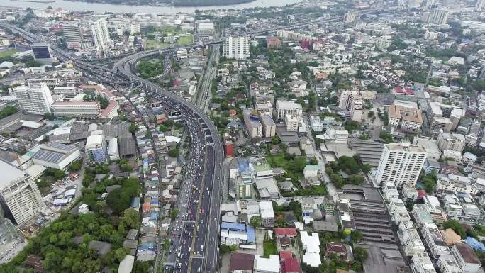 城市交通堵塞的鸟瞰图。