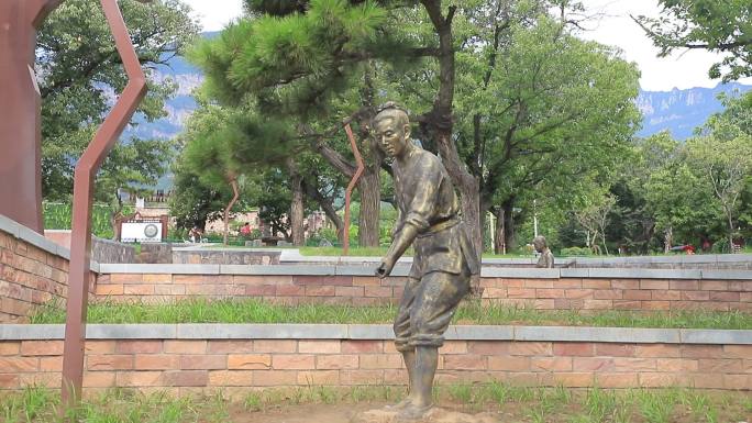 公园一角的铜人雕塑创意 景观 风景 景区