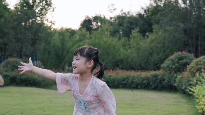 4K公园草坪上跳舞的小女孩