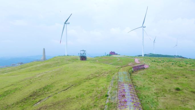 航拍草原山顶旅游观光车风力发电风能