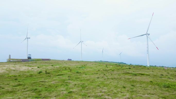 大气航拍草原山顶风车发电基地生态发展风能