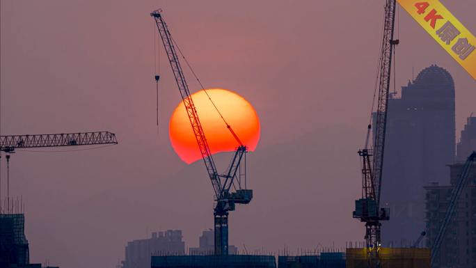 夕阳日落建筑工地吊塔施工城市，延时黄昏