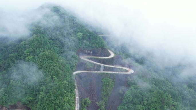 秦岭公路，穿云跟踪车辆