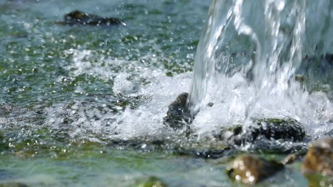 草原泉水