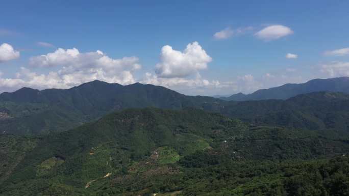 航拍蓝天白云高山美丽壮阔磅薄大气恢弘景象