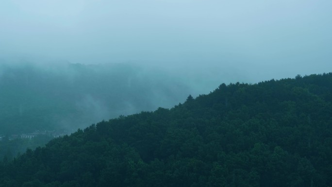 云雾缭绕的山景