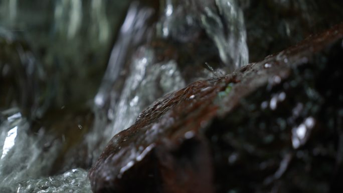 120升格拍摄大自然溪水落下大石头