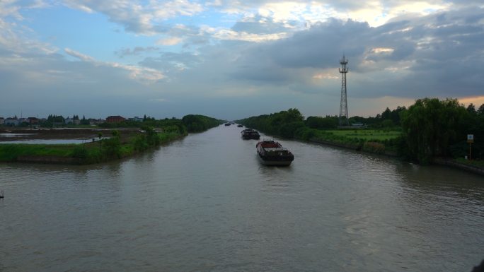 夕阳下航行在京杭大运河上的货船高清4K