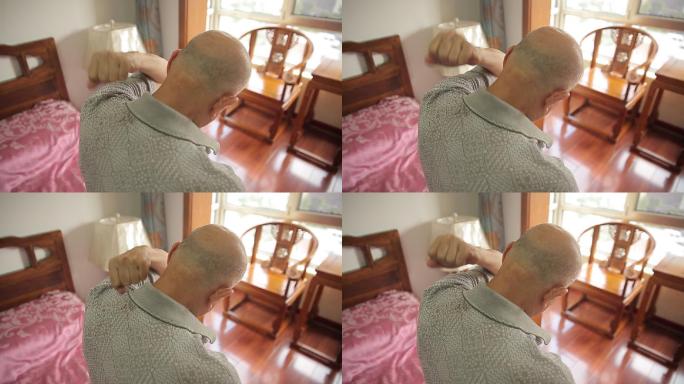 老人坐在床边捶背腰酸背痛 (4)