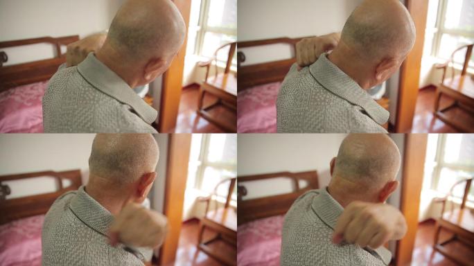 老人坐在床边捶背腰酸背痛 (5)