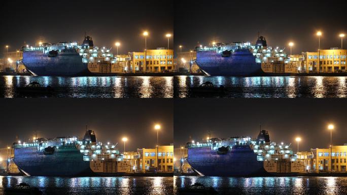 邮轮夜晚停靠游客看港口夜景