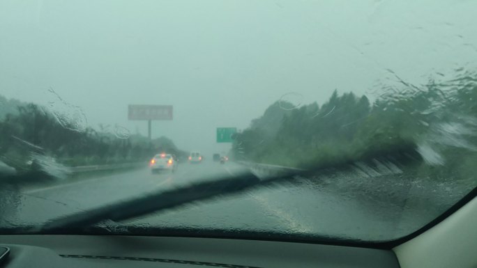 高速路上简阳暴雨天气涉水开车