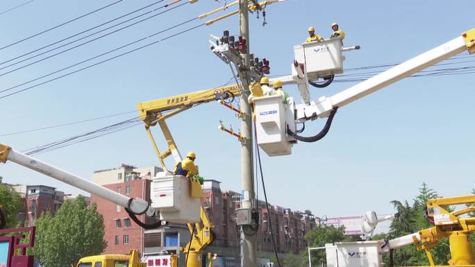 供电电力工人检修线路 国家电网 抢修线路