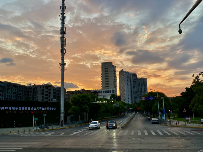 4k-城市下班路上天空美丽晚霞