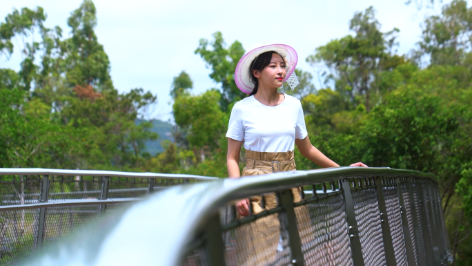 夏天女生在香山湖公园散步眺望