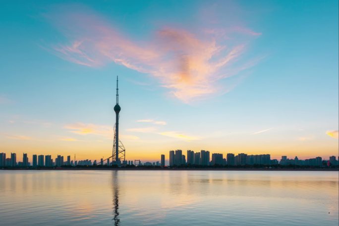 傍晚临沂沂河电视塔附近城市风光