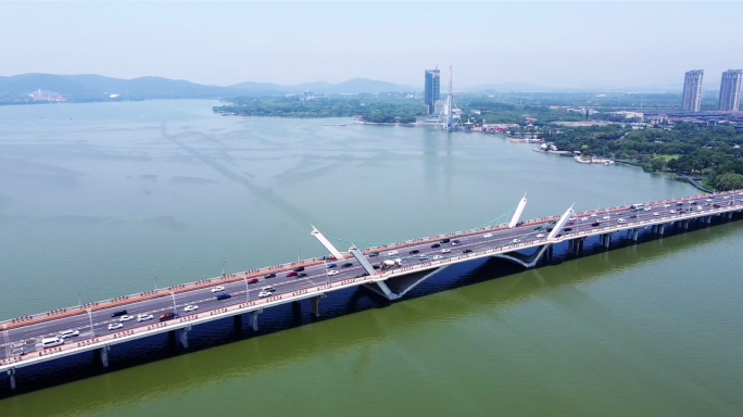 江苏无锡蠡湖大桥航拍城市建筑俯瞰交通车辆