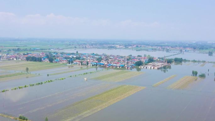 河南郑州暴雨新乡被洪水淹没的村庄