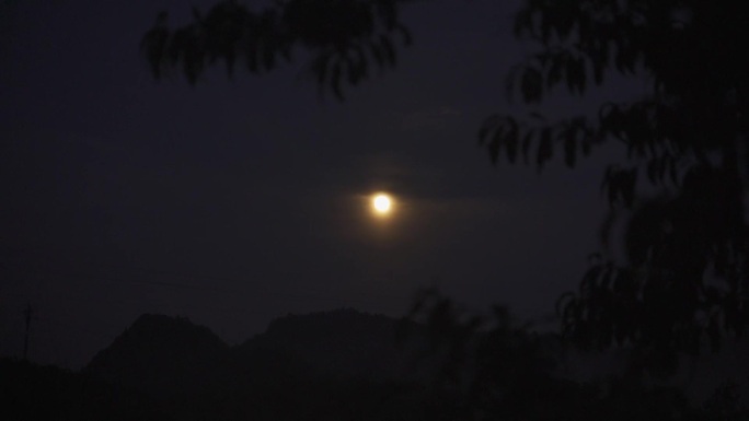 延时月亮在山村升起，农村树梢月圆，月亮圆