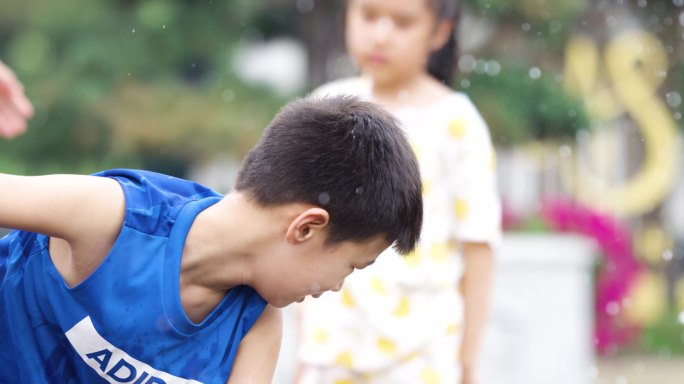 小孩子玩水嬉戏