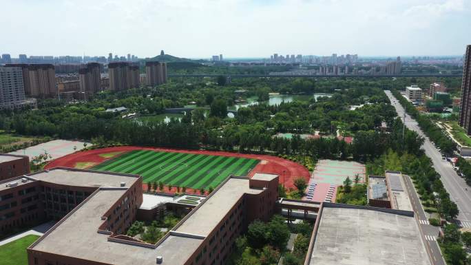 枣庄新城龙潭小学体育设施园林化建设