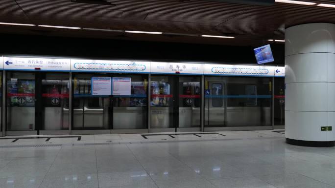 北京地铁 等待地铁素材
