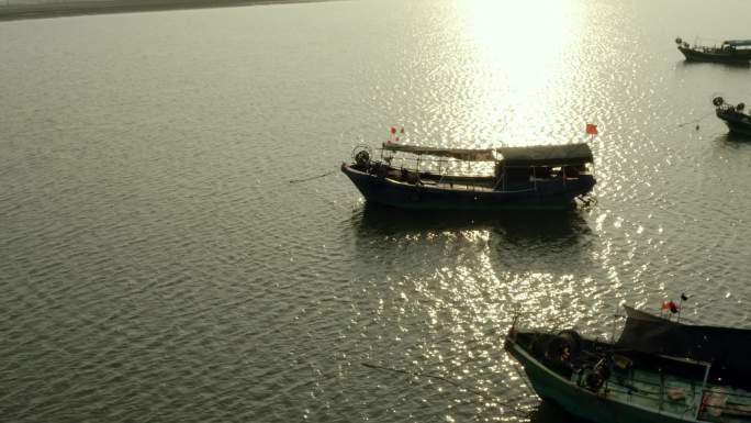夕阳海滩渔船4K航拍