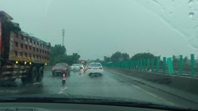 简阳暴雨天高速公路上涉水缓慢开车