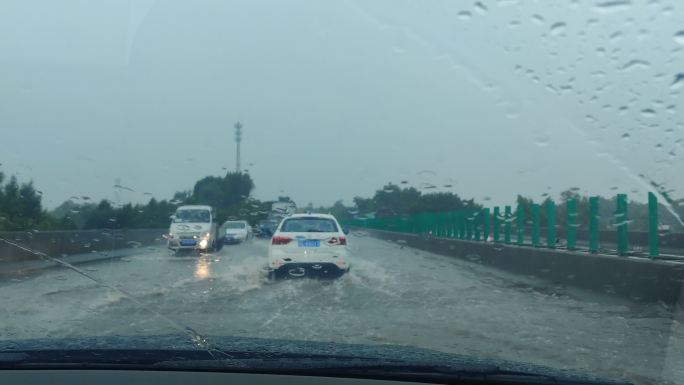 简阳暴雨天涉水开车