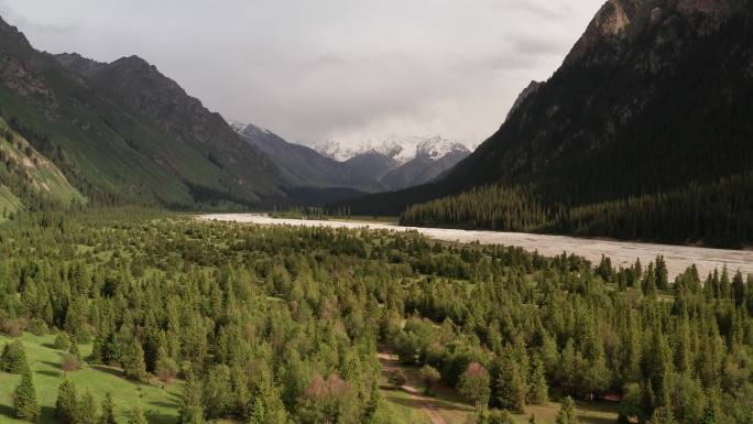 中国新疆伊犁夏特古道风景