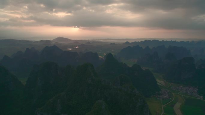 晨光中的钟山百里水墨画廊