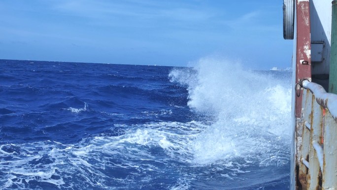 升格大浪浪花翻滚拍打船舷浪花巨浪