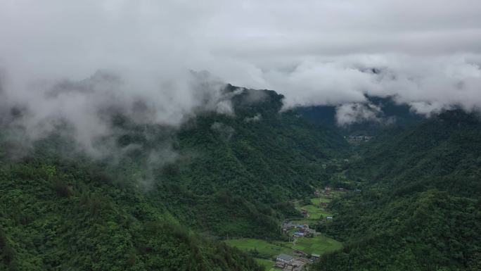 4K航拍利川麻柳溪景区云上山峰景色