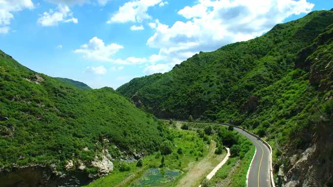 航拍阴山山脉公路