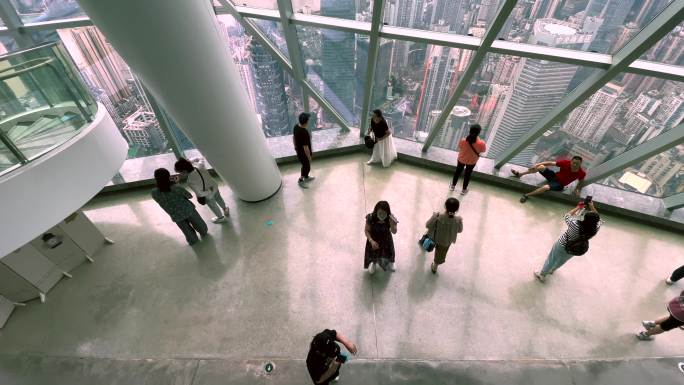 重庆WFC顶层观光平台游客拍照游览空镜