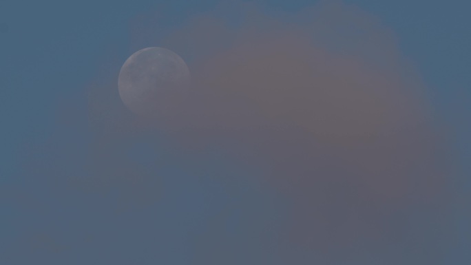 6K清晨月亮下的白云飘过01