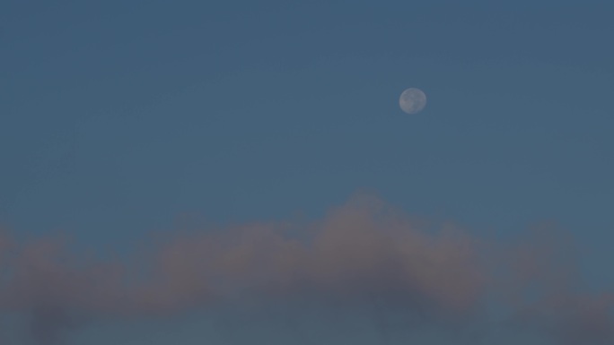 6K清晨月亮下的白云飘过02