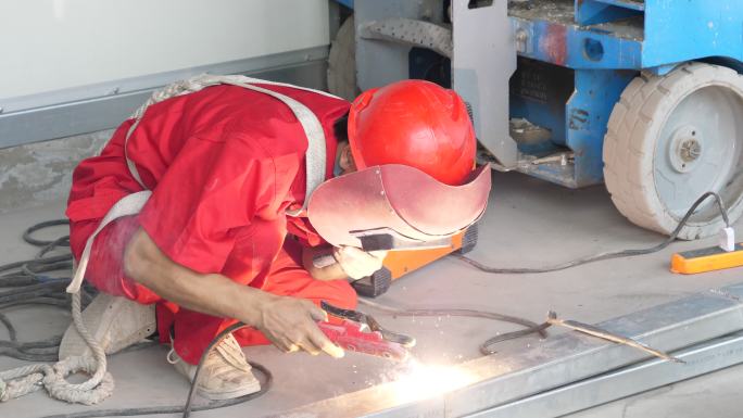 4K画质工人施工电焊焊接钢材