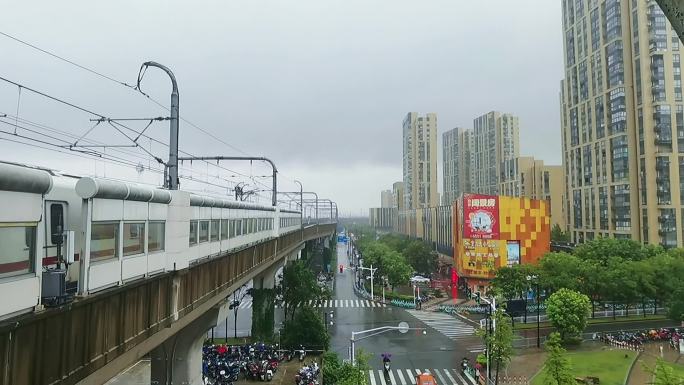 地铁雨天驶出站台