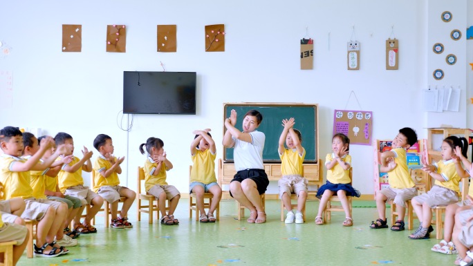幼儿园小孩围着老师做游戏幼儿园小班中班